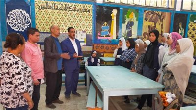 مدير عام قنا التعليمية يتابع سير العملية التعليمة بمدرسة فنية بنات 