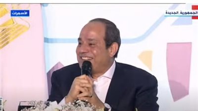 السيسي مداعبا طفلة في الأسمرات: 