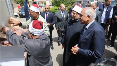 وزير الأوقاف ومحافظ الجيزة يتفقدان توزيع الدفعة الخامسة والعشرين من صكوك الأوقاف
