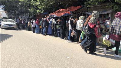 أولياء أمور بالإسكندرية يتزاحمون على الكتب الخارجية المستعملة بأسواق الكتب.. 