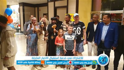 أسقف البحر الأحمر يهنئ نزلاء الفنادق ويوزع هدايا في جولته بالغردقة