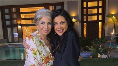 سوسن بدر تحتفل مع فريق مسلسل 