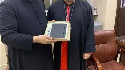 مطران الكنيسة السريانية يشارك صلاة في درب الصليب بكنيسة العذراء بشبرا