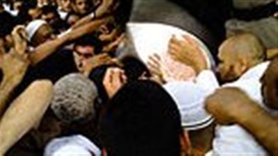 لماذا يقبل المعتمرين الحجر الأسود في البيت الحرام ؟