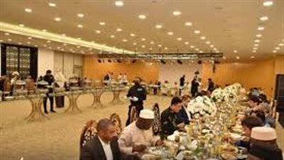 150 دبلوماسيًا يجتمعون على مائدة إفطار غرفة مكة