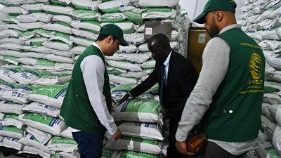 مركز الملك سلمان للإغاثة يوزع أكثر من 29 ألف كيسًا من الأرز فى جمهورية ليبيريا