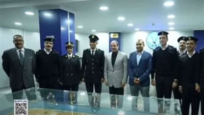 الرئيس السيسي يلتقط صورا تذكارية مع ضباط قسم شرطة مدينة نصر