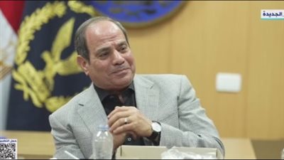 أحد المواطنين لـ السيسي: عايز أتصور مع حضرتك.. والرئيس يرد 