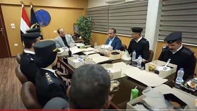 السيسي يعلق على عدد ساعات عمل ضباط الشرطة في الأقسام (فيديو)