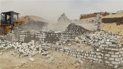 إزالة 5 حالات تعد بالبناء المخالف بمركز ملوي بالمنيا