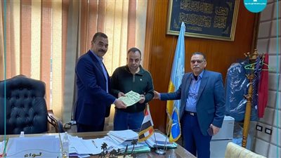 لدمجهم مع الاقتصاد.. تسليم 5 مواطنين رخص محلات بشرق الإسكندرية (صور)