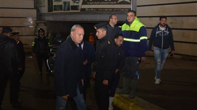 محافظ القليوبية يُتابع جهود عمليات رفع تراكمات مياه الأمطار ببنها 