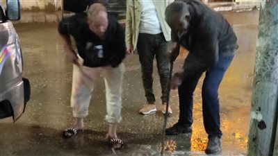 تواصل شفط وكسح تجمعات مياه الأمطار في الدقهلية (صور)