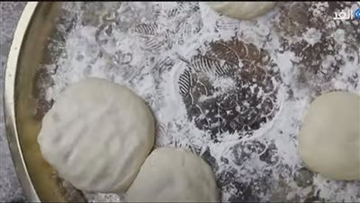 شهر رمضان في ليبيا.. السيدات يواصلن عادة صناعة خبز التنور (فيديو)