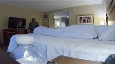 التحريات تحسم لغز العثور على جثة ستيني متعفنة داخل فندق بالجيزة