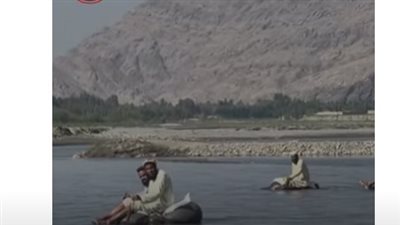 شاهد.. معاناة أساتذة يعبرون نهرا يوميا بطوافات عائمة في أفغانستان