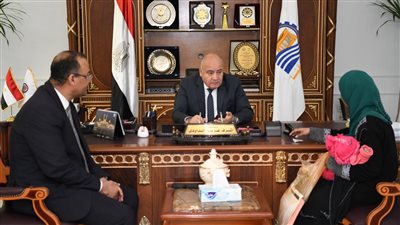 محافظ قنا يستقبل المواطنين بمكتبه لبحث شكواهم