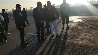 انقلاب سيارة نقل محملة بعلب سمن أعلى طريق شبرا بنها الحر (صور)