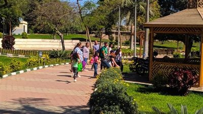 إقبال المواطنين على حدائق القناطر للاحتفال بشم النسيم (صور)