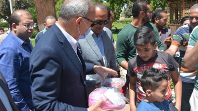قبل العيد.. محافظ القليوبية يتفقد حدائق القناطر الخيرية ويلتقي بالأسر 