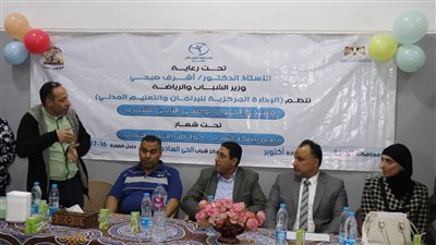  وكيل وزارة الرياضة بالجيزة يتبادل الأفكار مع الشباب 