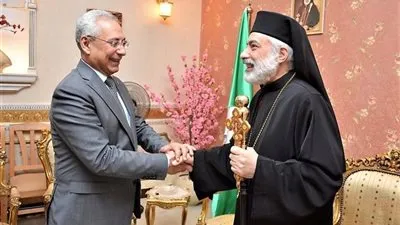 الأنبا باسيليوس يستقبل قيادات محافظة المنيا للتهنئة بعيد القيامة المجيد