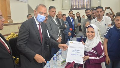 محافظ القليوبية يُكرِم حفظة القرآن الكريم بشبرا الخيمة (صور)