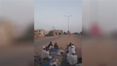 مشاهد لإفطار سودانيين في رمضان على وقع أصوات الرصاص (فيديو)