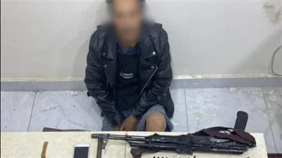 ضبط كمية من مخدر الهيروين وبندقية آلية بحوزة أحد العناصر الإجرامية بالقليوبية