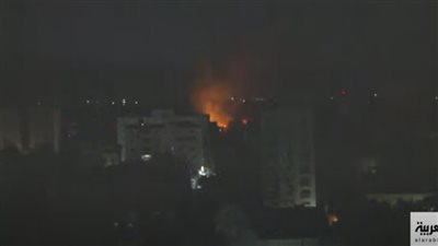 شاهد.. حريق بمتجر أسلحة يمتد إلى مبان سكنية في منطقة 