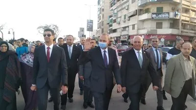 محافظ القليوبية يشارك المواطنين احتفالاتهم بعيد الفطر ببنها