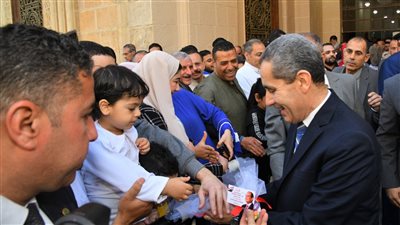 محافظ الغربية يؤدي صلاة العيد بالسيد البدوي ويوزع هدايا على الأطفال (صور)