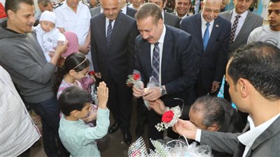 محافظ المنوفية يوزع الورود وكعك العيد على المواطنين والأطفال بالشوارع