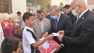 محافظ القليوبية ورئيس جامعة بنها يشاركان الأيتام والمسنين والمرضى فرحة عيد الفطر 