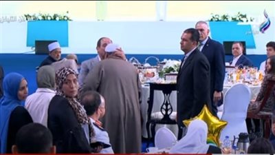 شاهد.. السيسي يقبل رأس والد أحد الشهداء خلال احتفالية عيد الفطر