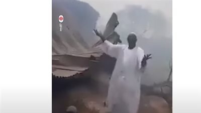شاهد.. تأثر مواطن سوداني بعدما التهمت ألسنة النيران سوقًا بدارفور