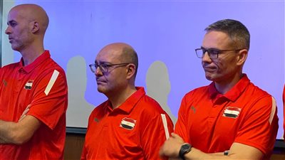 شاهد بالصور.. اجتماع الإسباني خوان كارلوس المدير الفنى الجديد لمنتخبنا اليد مع أعضاء الجهاز الفني