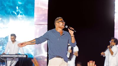 عمرو دياب يتألق ويشعل أجواء العيد بالغردقة 