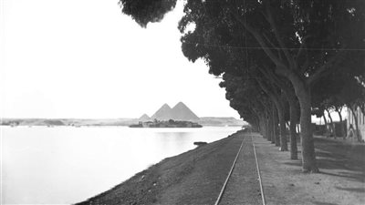 مياه النيل تعانق الأهرامات.. صورة نادرة لجزيرة الكوم الأخضر بالهرم سنة 1902