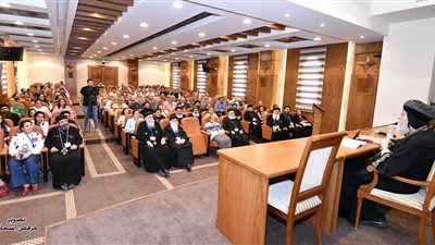 البابا تواضروس يلتقي كهنة وخدام كنيسة 