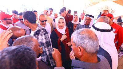 وزيرة التضامن تلتقي أسر شهداء بئر العبد وصيادي بحيرة البردويل ومتطوعي الهلال الأحمر المصري