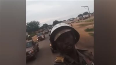 شاهد.. جندي في القوات المسلحة السودانية يوثق دخول قوات برية مدينة الخرطوم