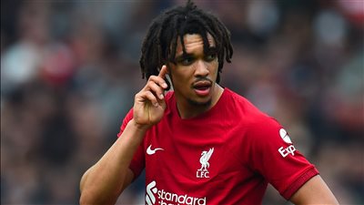 تصريحات قوية من أرنولد نجم ليفربول بشأن موقف النادي في الدوري الإنجليزي