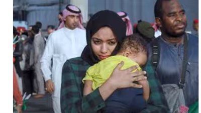 خيارات مرة.. طرق المدنيين للهروب من القتال المشتعل في السودان