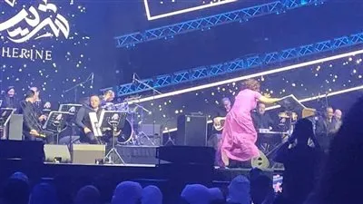 بسبب سقوطها علي المسرح.. الجمهور يتوقع خسارة شيرين عبد الوهاب شيئا ثمينا في حياتها! (فيديو)
