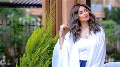 منة فضالي تودع مصر وتذهب إلى دبي