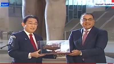 رئيس الوزراء يقدم هدية تذكارية لنظيره الياباني (فيديو)