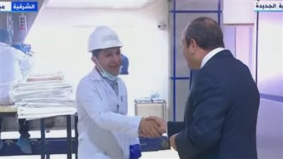 السيسي يسأل أحد عمال مصنع السكر: 