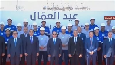 الرئيس السيسي يلتقط صورة تذكارية مع العاملين بمصنع الشرقية للسكر