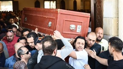 عاجل.. تزاحم شديد من المصورين والجمهور حول جثمان مصطفى درويش فور وصوله (صور)